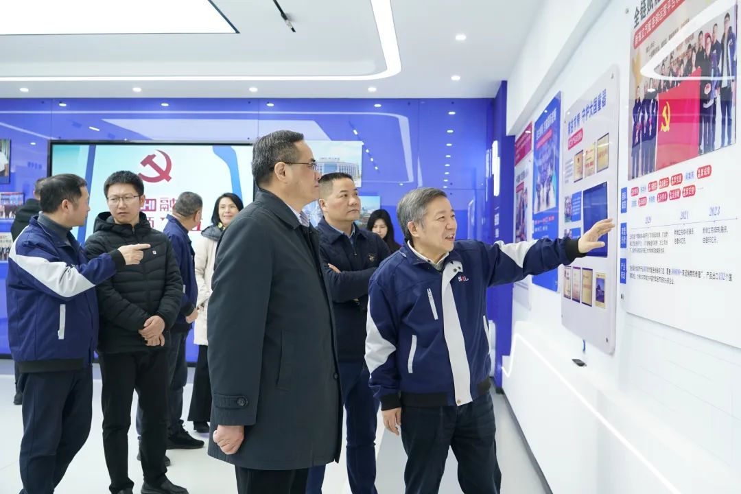 重慶市工商聯黨組成員、副主席雷文?？疾烊鹆ⅲ撼藙荻?深化合作